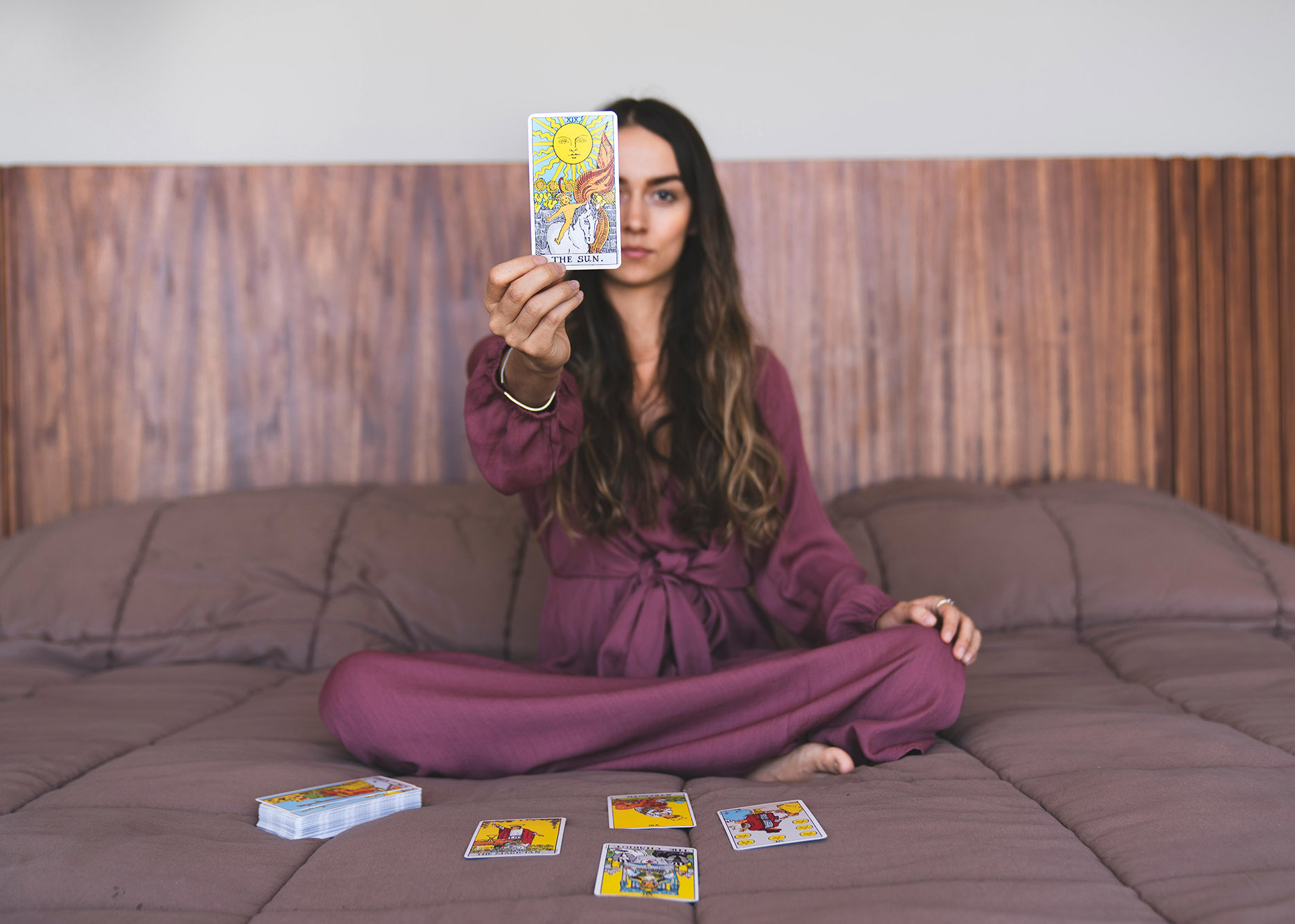 Comment faire un tirage de tarot de marseille à 3 cartes : passé, présent, futur